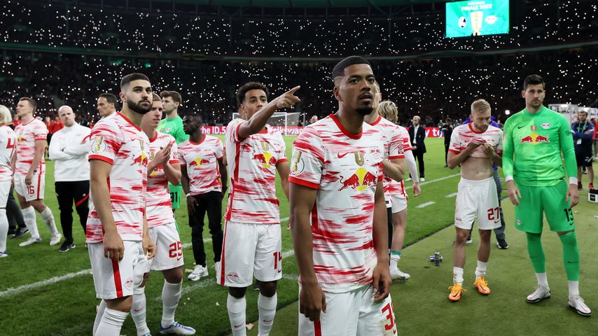 Schock beim DFB-Pokal: Ehrung wegen Notfall unterbrochen!