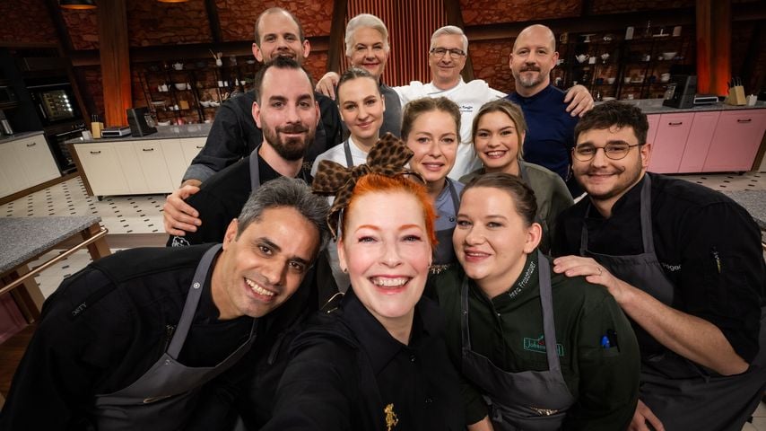 Enie van de Meiklokjes mit den Kandidaten der siebten Staffel "Das große Backen – Die Profis"