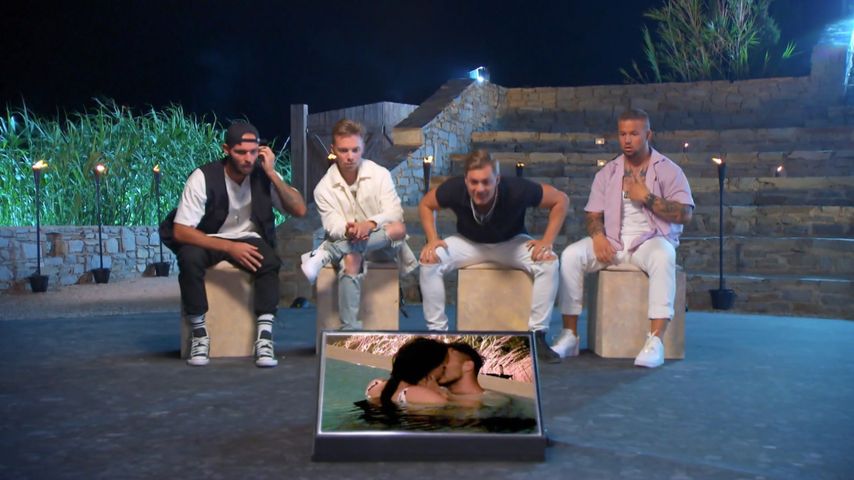 Die "Temptation Island V.I.P."-Kandidaten beim Lagerfeuer