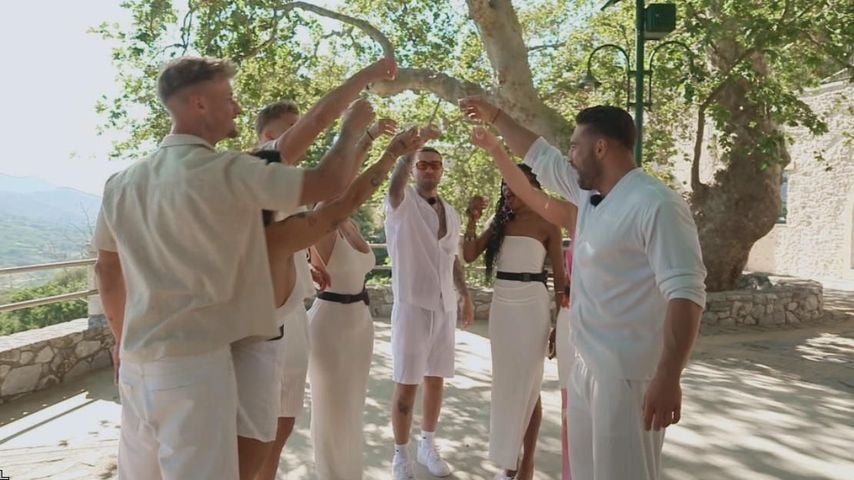Die "Temptation Island V.I.P."-Kandidaten stoßen an