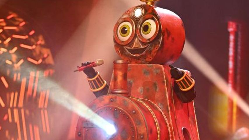 Dieser Star steckte unter der "The Masked Singer"-Lokomotive