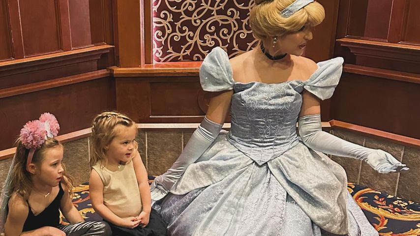 Hilary Duffs Töchter im Disneyland