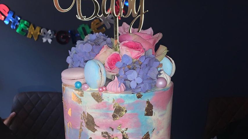 Die Torte bei Lovelyn Enebechis Gender-Reveal-Party