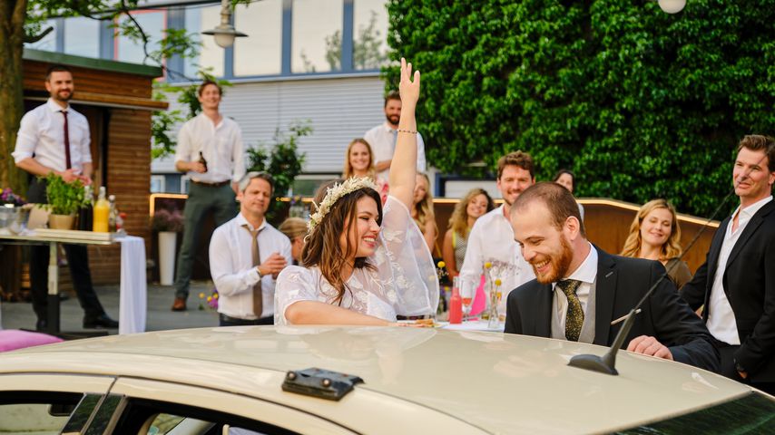 Der "Unter uns"-Cast bei Vivien (Sharon Berlinghoff) und Tobias' (Patrick Müller) Hochzeit