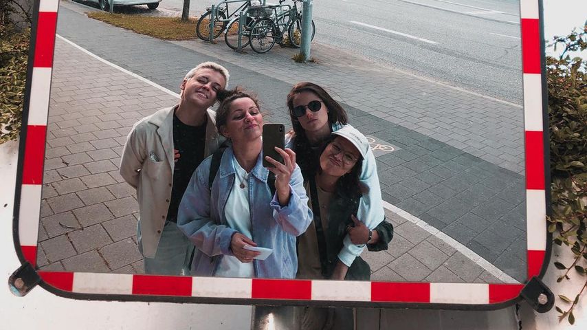 Die YouTuberin Annikazion mit den "Princess Charming"-Stars Bine, Irina und Miri