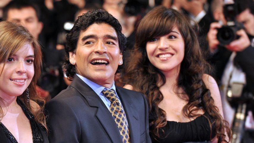 Diego Maradona mit seinen Töchtern Dalma und Giannina, 2008