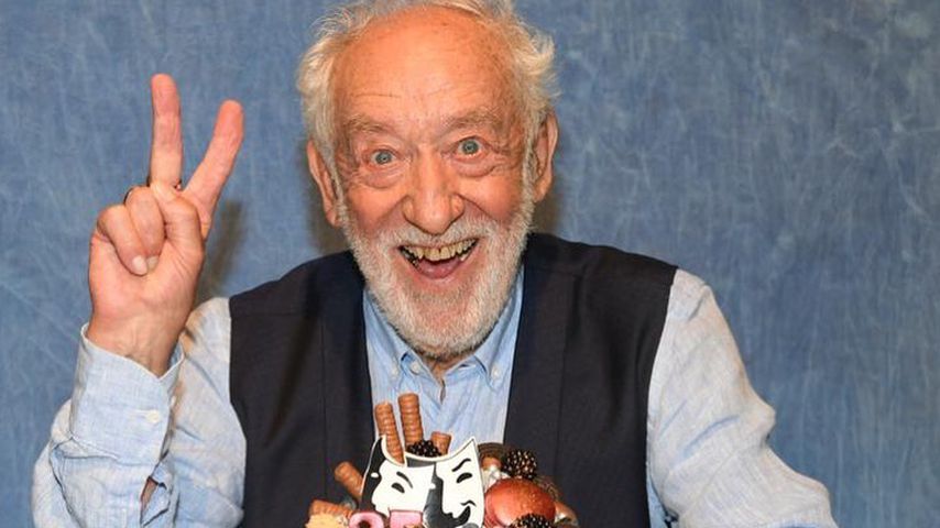 Dieter Hallervorden mit Kuchen zu seinem 85. Geburtstag