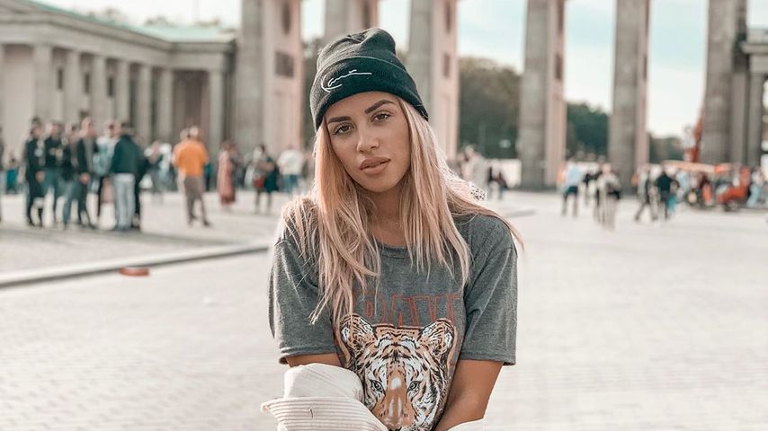 Dijana Cvijetic vor dem Brandenburger Tor