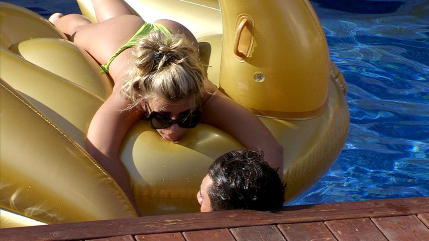 Dijana und Danilo im Pool