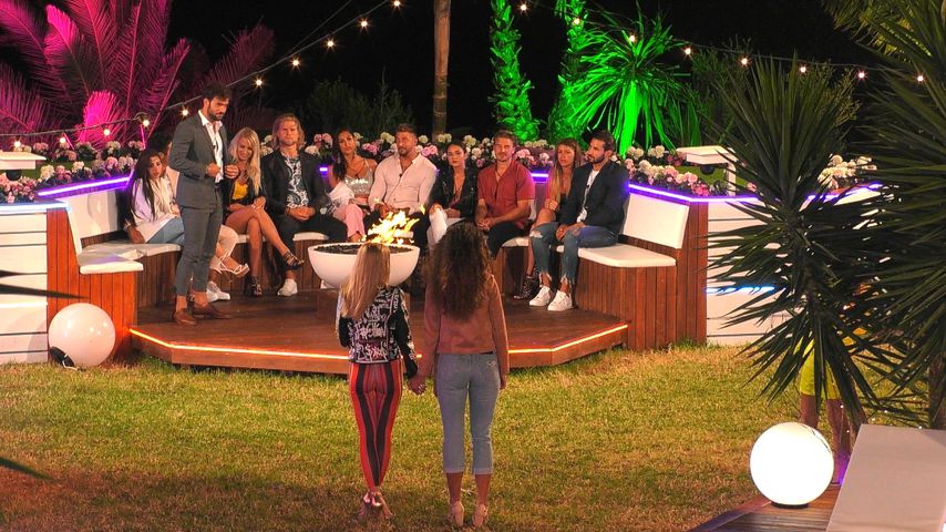 Dijana und Samira vor den anderen Islandern