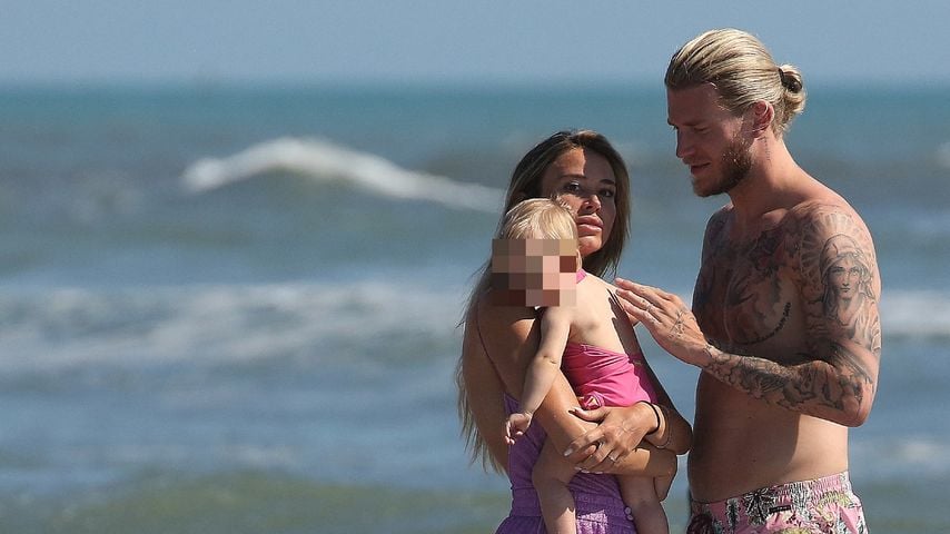 Loris Karius und Diletta genießen Strandtag mit Tochter Aria