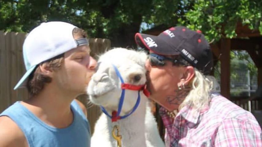 Joe Exotic (rechts) mit seinem Ehemann Dillon Passage und einem Lama