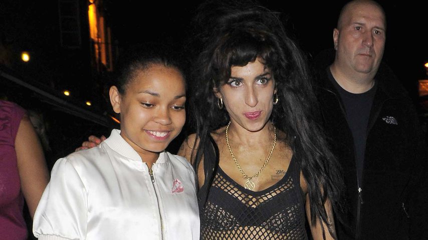 Dionne Bromfield und Amy Winehouse im August 2008