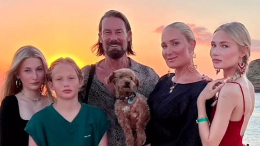 Dirk Budach und Janine Kunze mit ihren drei Kindern