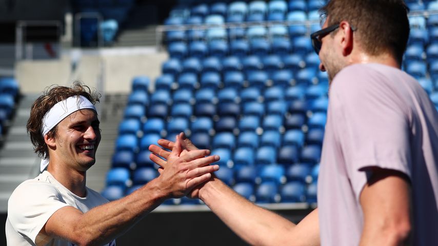 Dirk Nowitzki und Alexander Zverev beim Tennisspiel