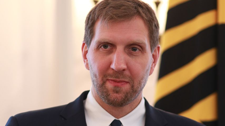 Dirk Nowitzki mit seinem Bundesverdienstkreuz, Dezember 2019