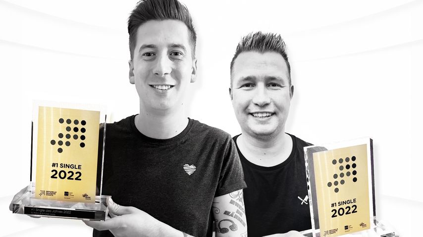 DJ Robin & Schürze mit dem Nummer-Eins-Award für das Jahr 2022