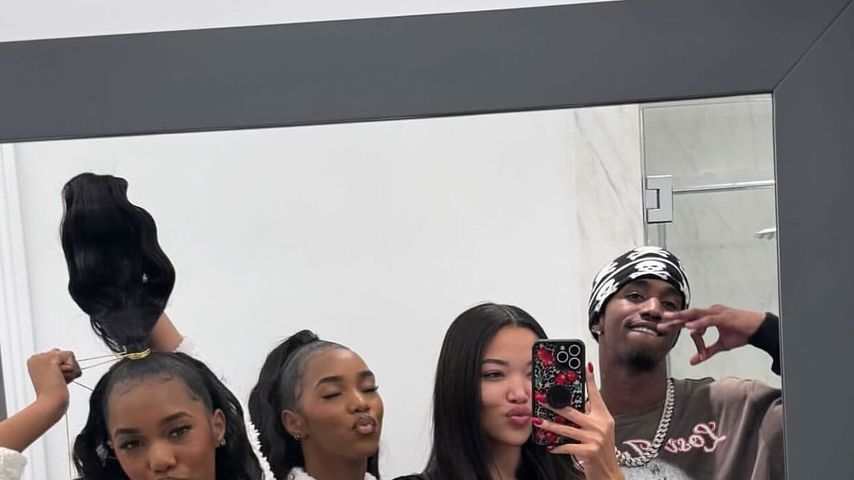 D'Lila und Jessie Combs mit Kimora Lee Simmons machen sich für den Homecoming-Ball 2024 zurecht.