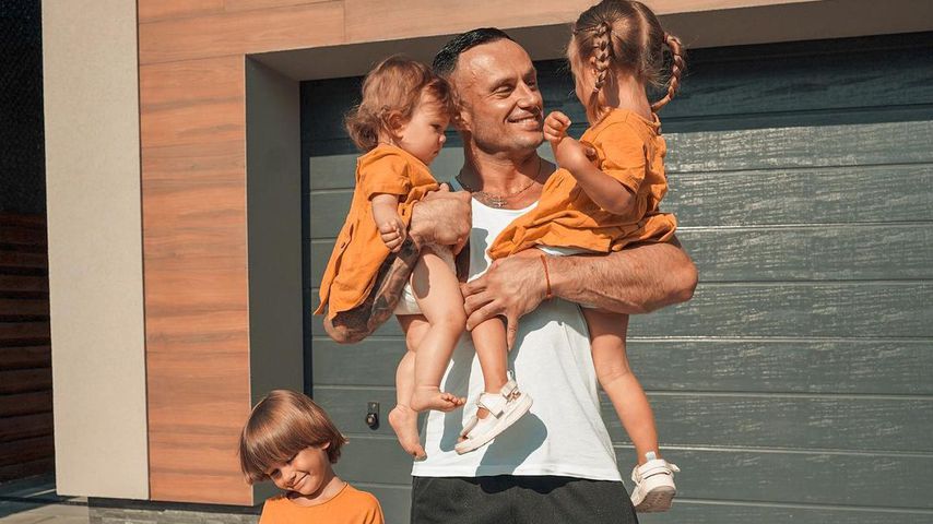 Dmitriy Stuzhuk mit seinen drei Kindern