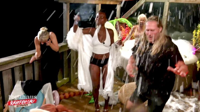 Dodi Schuler, Noëlla Mbomba und Nico Schwanz bei "Forsthaus Rampensau" Germany Staffel 2