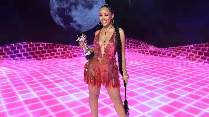 Doja Cat mit ihrem MTV Video Music Award, August 2020