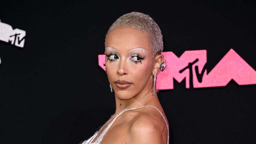 Collage: Doja Cat bei den MTV VMAs im September 2023