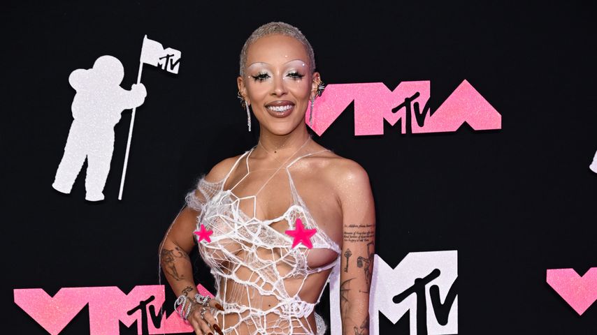 Collage: Doja Cat bei den MTV VMAs 2023
