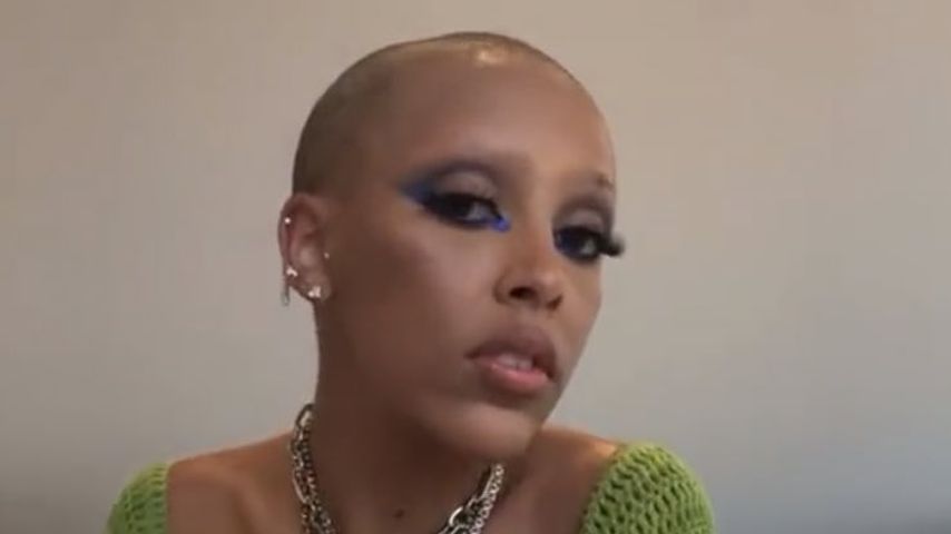 Live im Netz: Doja Cat rasiert sich Haare und Augenbrauen ab