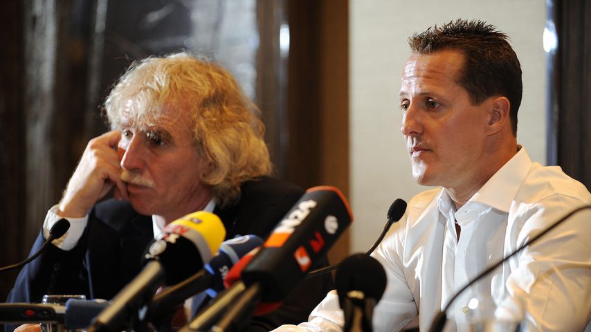 Doktor Johannes Peil und Michael Schumacher bei einer Pressekonferenz, 2009