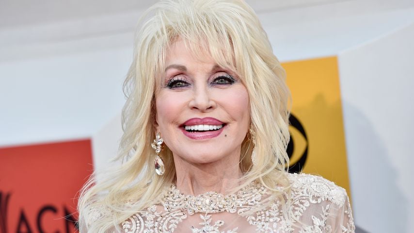 Donald Trump ehrt Dolly Parton mit US-Flaggen auf halbmast