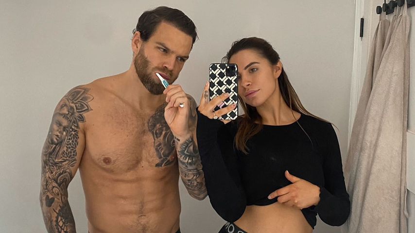 Dom und Jess Lever im Bad