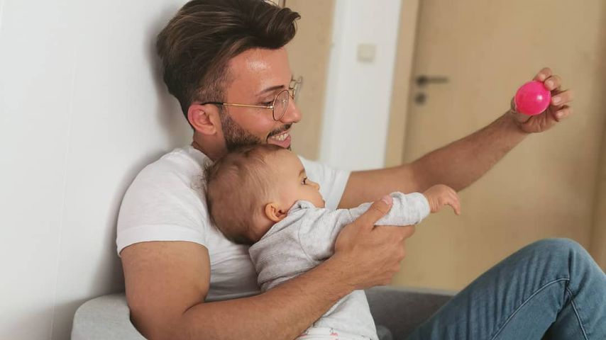 Domenico De Cicco spielt mit seiner Tochter
