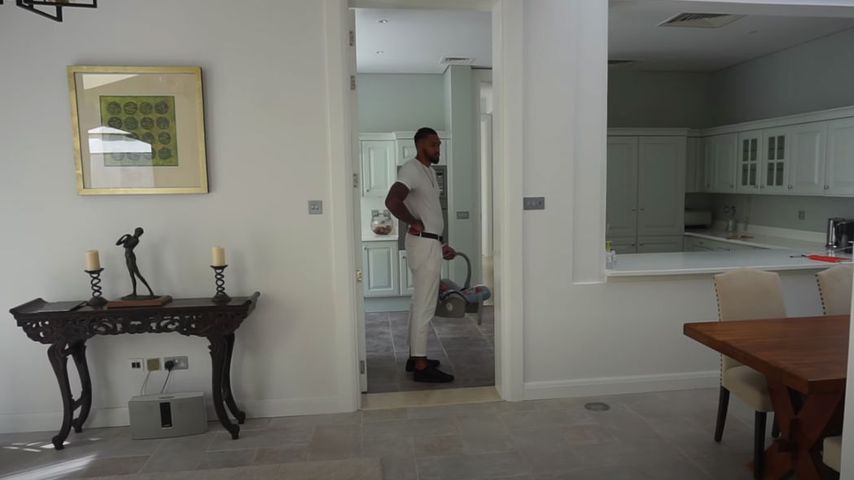 Dominic Harrison im neuen Haus in Dubai