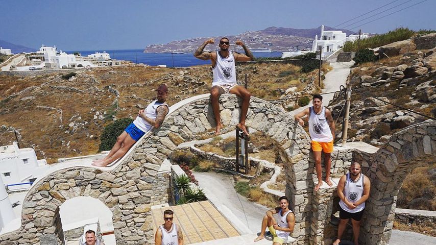 Dominic Harrison mit seinen Kumpels auf Mykonos