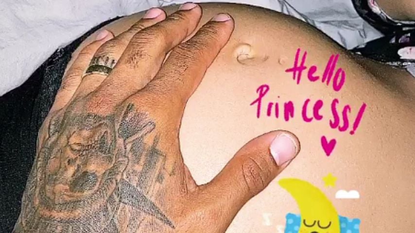Dominic Harrisons Hand auf Sarahs Babybauch