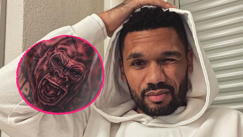 Autsch! Dominic Harrison lässt sich Achsel-Tattoo stechen
