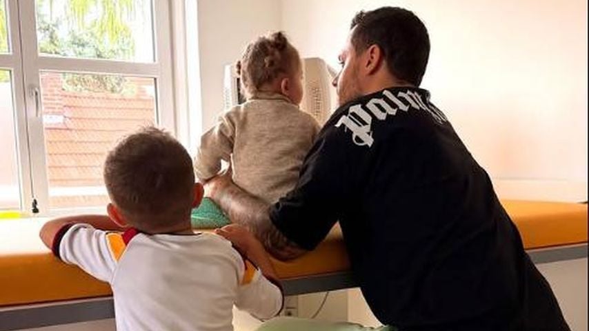 Dominic Höppner mit seiner Tochter und Katharina Eisenbluts Sohn Emilio, August 2026