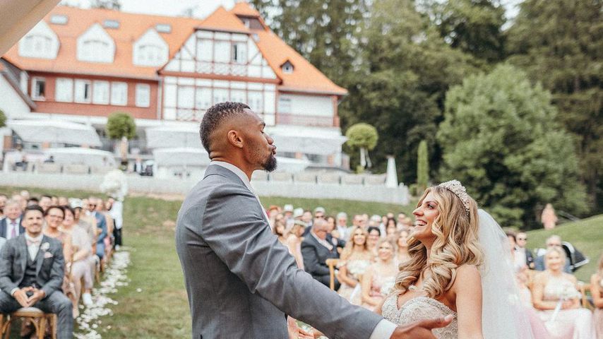 Dominic und Sarah Harrison bei ihrer Hochzeit auf dem Hoher Darsberg