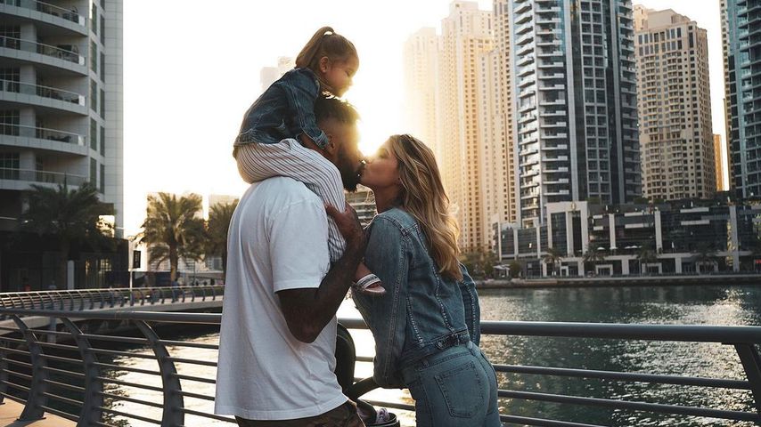Dominic und Sarah Harrison mit ihren Töchtern in Dubai