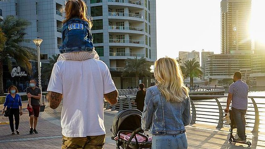 Dominic und Sarah Harrison mit ihren Kindern in Dubai