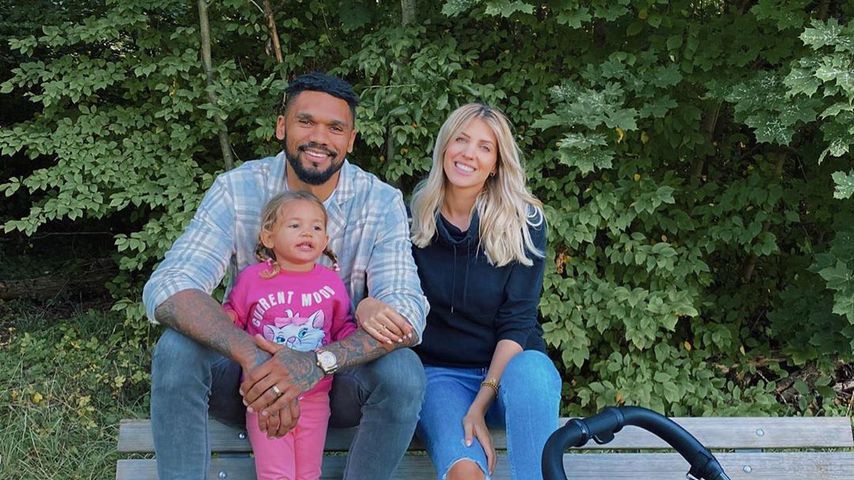Dominic und Sarah Harrison mit ihren Töchtern