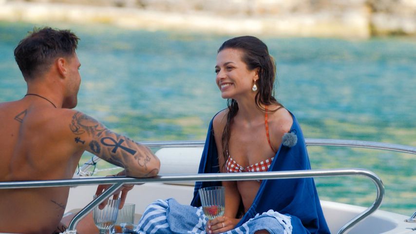 Dominik Bobinger und Maxime Herbord in einer Szene von "Die Bachelorette"