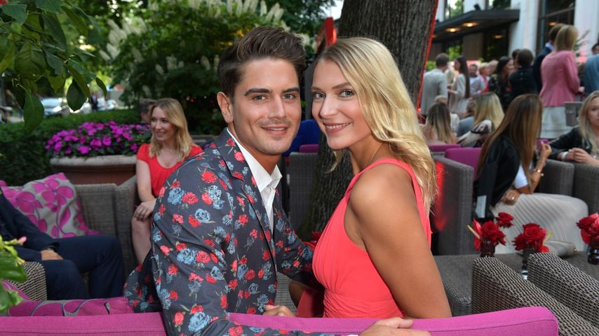 Dominik Bruntner und Jolina Fust lächeln bei der Red Summer Night by Bunte