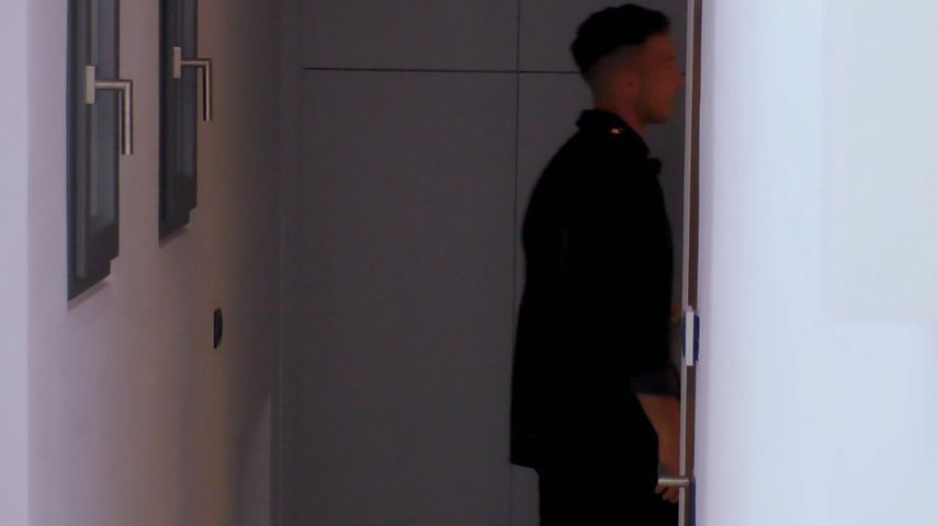 Dominik auf dem Weg in Emmys Dusche bei "Temptation Island V.I.P."