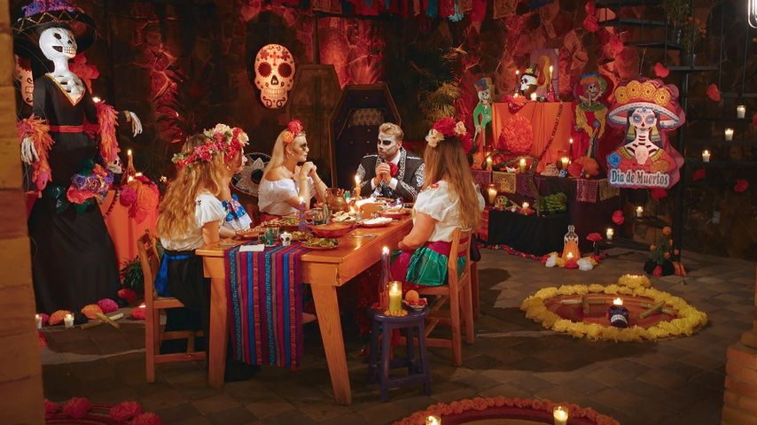 Dominik Stuckmann mit fünf Bachelor-Girls beim Gruppendate am Tag der Toten in Mexiko