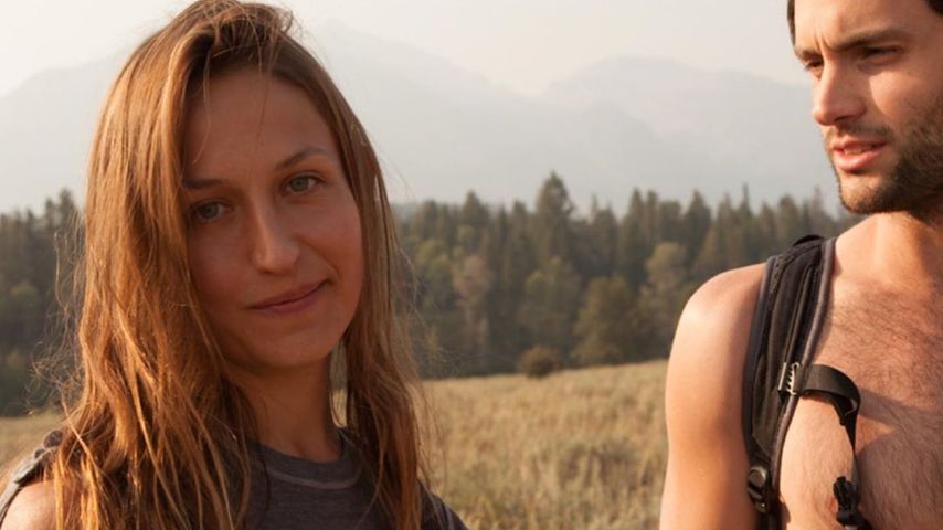 Domino Kirke und Penn Badgley im April 2020