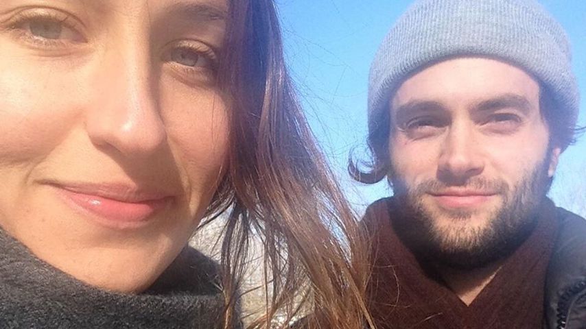 Domino Kirke und Penn Badgley