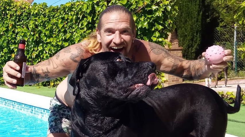 Don Francis mit einem Hund