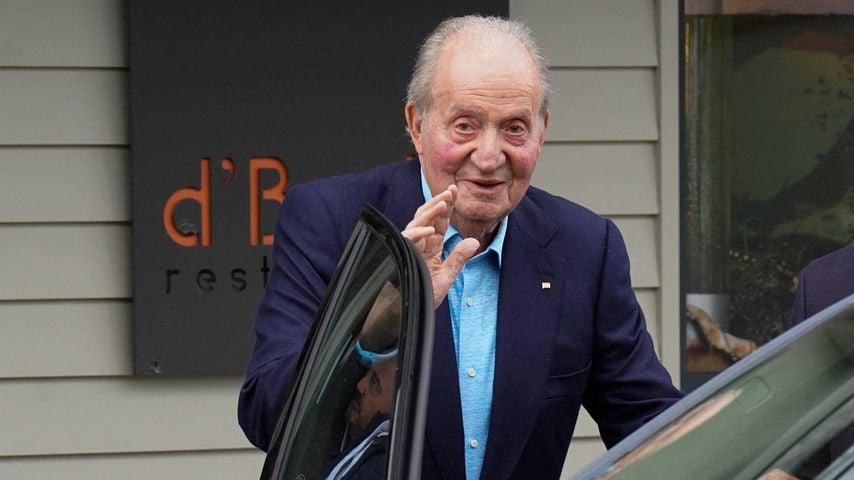 Don Juan Carlos verlässt nach dem Mittagessen mit Freunden das Restaurant d’Berto in Pontevedra, Galicia