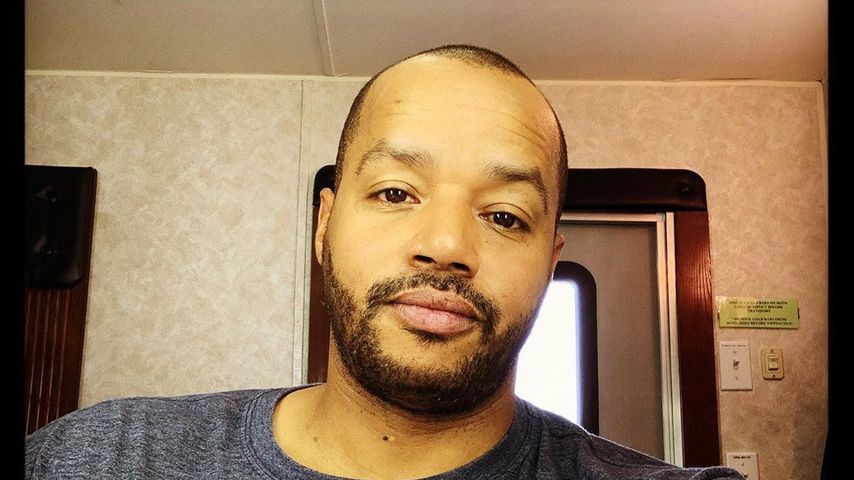 Donald Faison zeigt sich in deinem Footballshirt